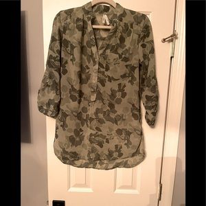 Fall 🛍🛍🛍sale Army green summer / fall flower blouse small high low
